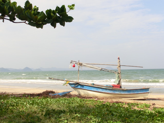 Phui Noi
                  Beach